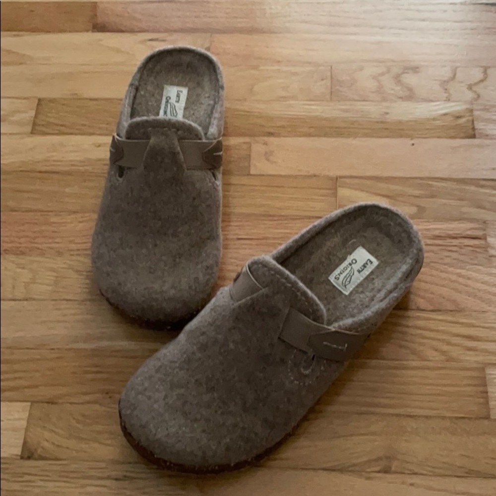 Earth Origins Clogs - Picture 2 of 10